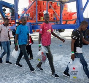 Varios inmigrantes salen de la embarcacíon para subir a un autobús que los llevará a San Roque Varios inmigrantes salen de la embarcacíon para subir a un autobús que los llevará a San Roque