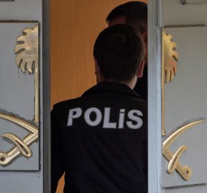 Un policía turco entra en el consulado de Arabia Saudí en Estambul Un policía turco entra en el consulado de Arabia Saudí en Estambul