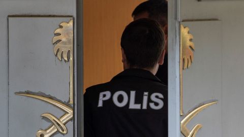Un polic&iacute;a turco entra en el consulado de Arabia Saud&iacute; en Estambul