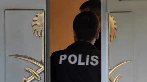 Un policía turco entra en el consulado de Arabia Saudí en Estambul Un policía turco entra en el consulado de Arabia Saudí en Estambul