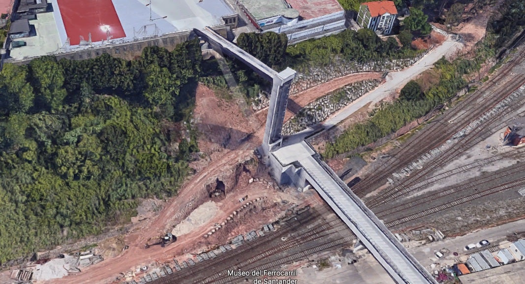 Muere un hombre al caer al vacío desde el ascensor panorámico de la pasarela del tren en Santander Muere un hombre al caer al vacío desde el ascensor panorámico de la pasarela del tren en Santander