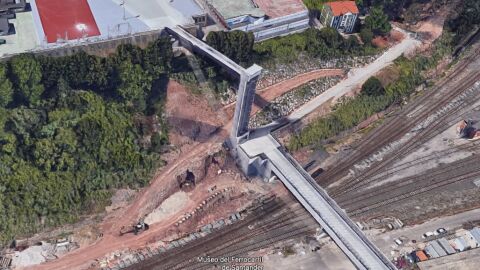 El ascensor panor&aacute;mico que hay junto a las v&iacute;as del tren en Santander