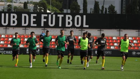 Jugadores del H&eacute;rcules calientan en Paterna