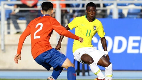 Vinicius encara a un rival