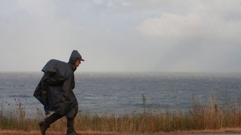 Peregrinos del Camino de la Costa realizan la traves&iacute;a cubiertos