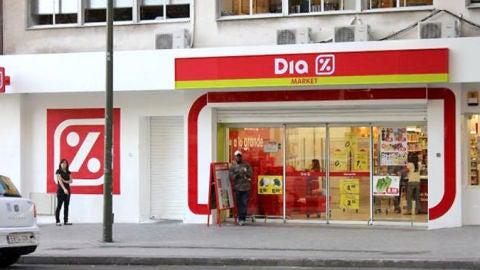 Fachada de un supermercado Dia