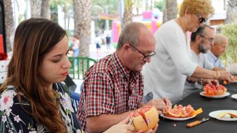 Momento del concurso de pelar granadas en la Fireta del Camp d'Elx 