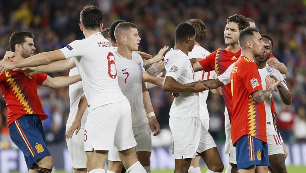 Jugadores de las selecciones de España e Inglaterra durante el partido de la Liga de las Naciones disputado esta noche en el estadio Benito Villamarín