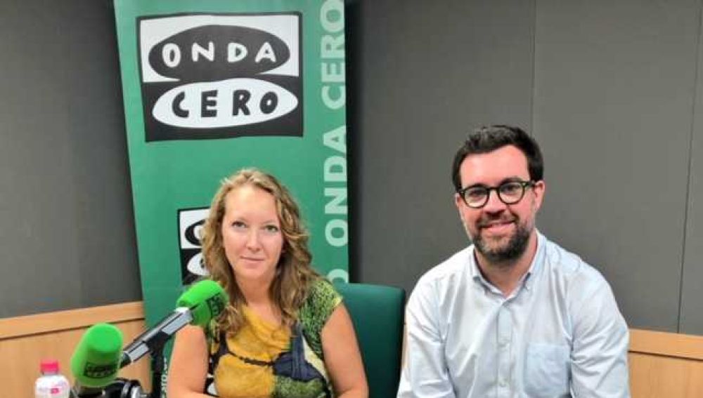 El alcalde de Palma, Antoni Noguera, posa con Elka Dimitrova en los estudios de Onda Cero en Palma