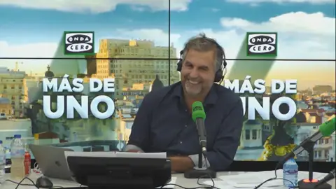 Chewbacca disfrazado de Marilyn Monroe canta cumpleaños feliz a Carlos Alsina Chewbacca disfrazado de Marilyn Monroe canta cumpleaños feliz a Carlos Alsina