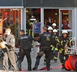 Policía y bomberos se despliegan por los alrededores de la estación central de Colonia (Alemania) Policía y bomberos se despliegan por los alrededores de la estación central de Colonia (Alemania)