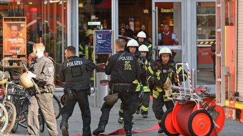 Polic&iacute;a y bomberos se despliegan por los alrededores de la estaci&oacute;n central de Colonia (Alemania)