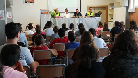 La Polic&iacute;a Local de Castell&oacute;n presentando Comunic@Jove en el IES La Plana.