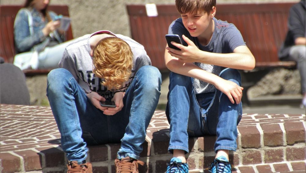 Chicos con sus móviles