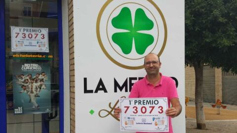 El gerente de la administraci&oacute;n de loter&iacute;a La Merced de Elche tras conocer que ha vendido el premio