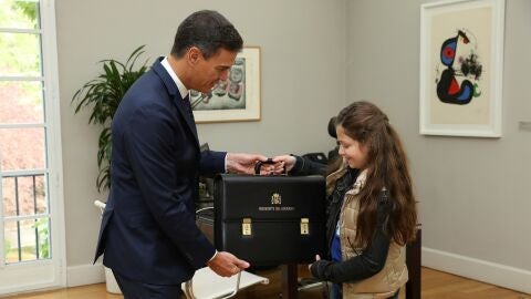 El presidente del Gobierno, Pedro S&aacute;nchez, con Irene. 