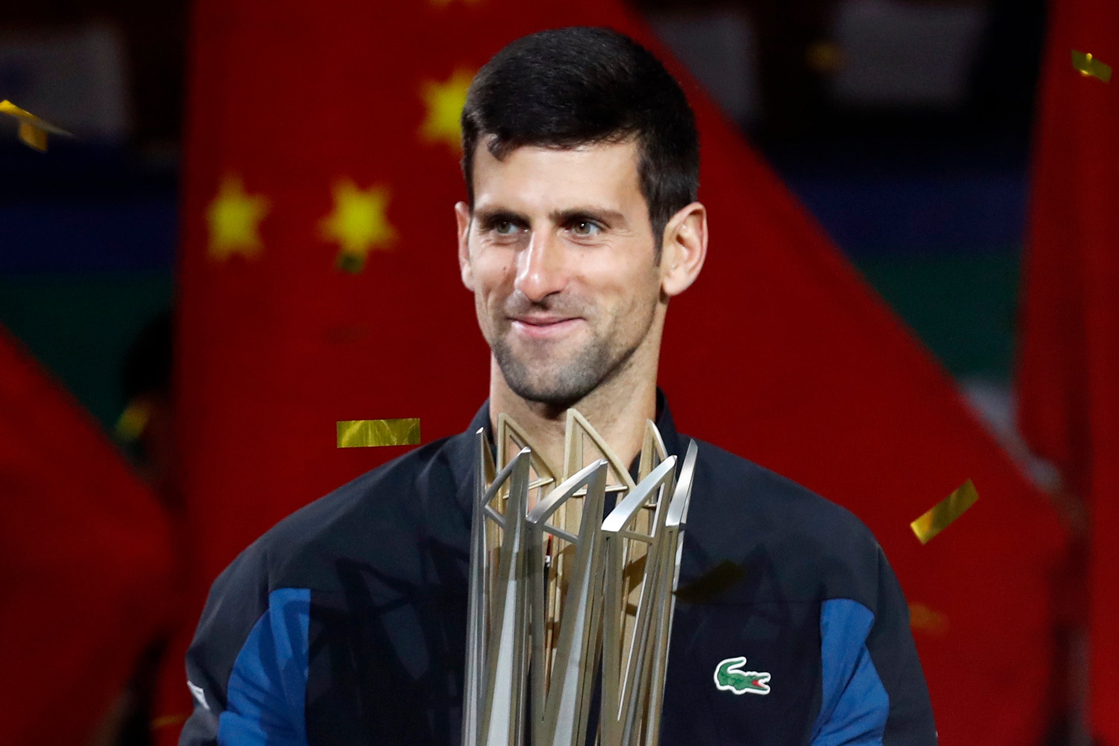 Djokovic adelanta a Federer y acecha el nº 1 de Nadal tras proclamarse campeón en Shanghai Djokovic adelanta a Federer y acecha el nº 1 de Nadal tras proclamarse campeón en Shanghai