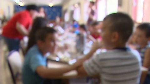 Un pueblo italiano expulsa a los inmigrantes de los comedores escolares