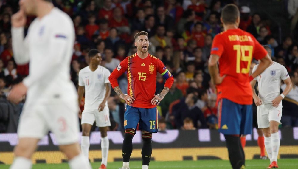 Ramos protesta tras un gol de Inglaterra en el Villamarín