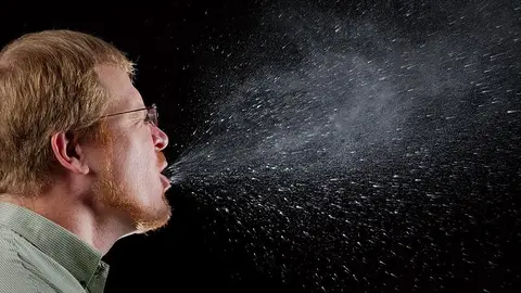 Una de las formas más habituales de contagio de catarros es la propagación del virus por el aire Una de las formas más habituales de contagio de catarros es la propagación del virus por el aire