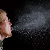 Una de las formas más habituales de contagio de catarros es la propagación del virus por el aire