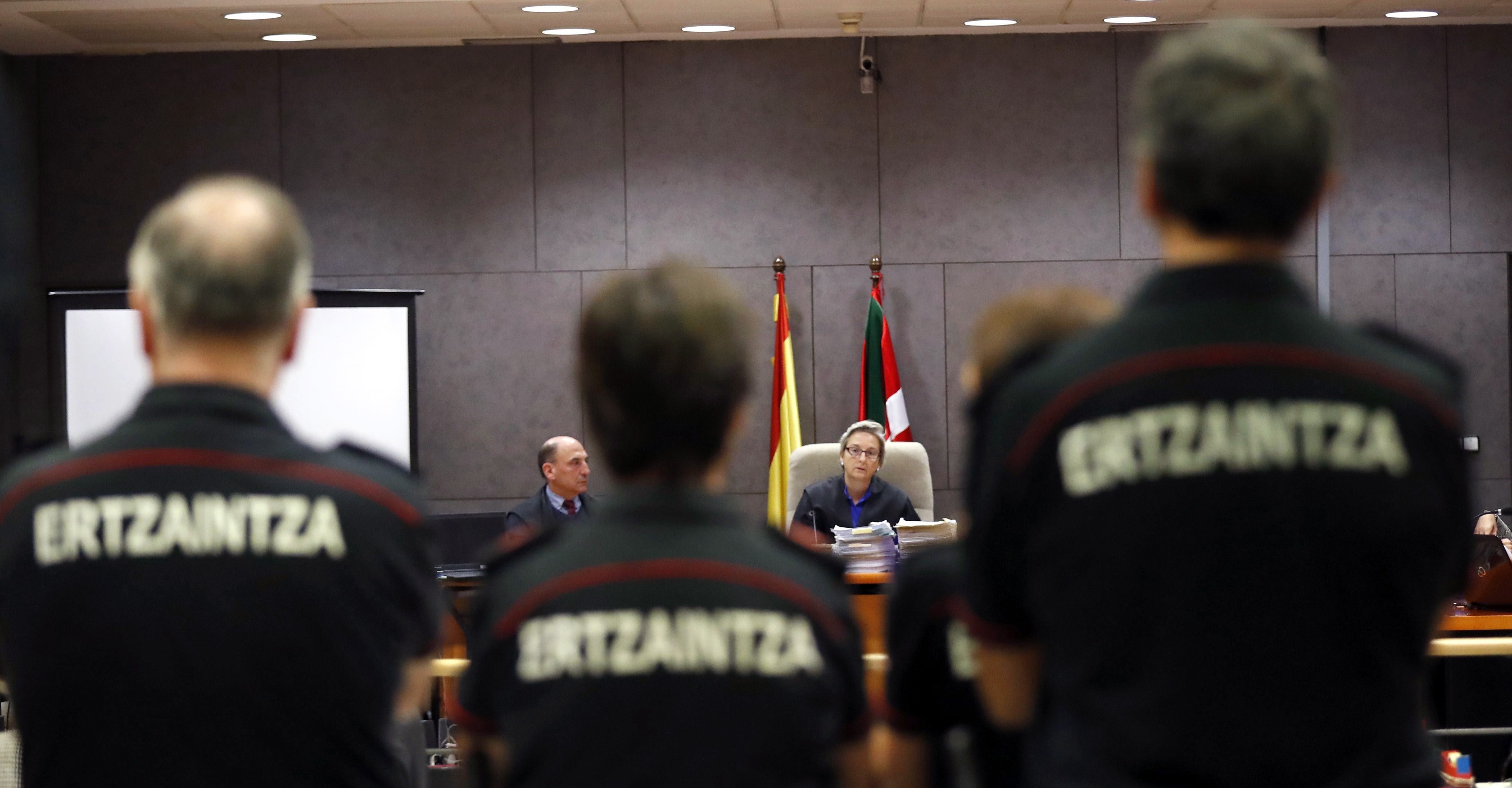 Los amigos de Íñigo Cabacas declaran que los ertzainas dispararon "indiscriminadamente" dentro del callejón Los amigos de Íñigo Cabacas declaran que los ertzainas dispararon "indiscriminadamente" dentro del callejón