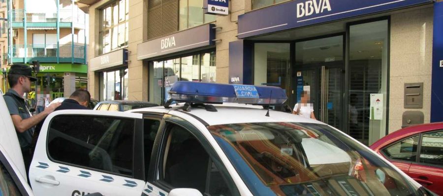 El detendio en Crevillent es introducido en el coche de la Guardia Civil El detendio en Crevillent es introducido en el coche de la Guardia Civil