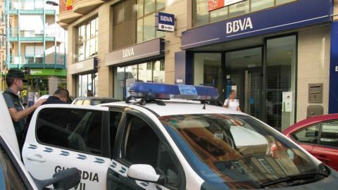 El detendio en Crevillent es introducido en el coche de la Guardia Civil