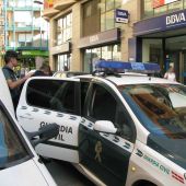 El detendio en Crevillent es introducido en el coche de la Guardia Civil