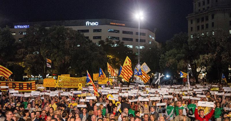 Miles de ciudadanos se concentran por el año de cárcel de Sánchez y Cuixart Miles de ciudadanos se concentran por el año de cárcel de Sánchez y Cuixart