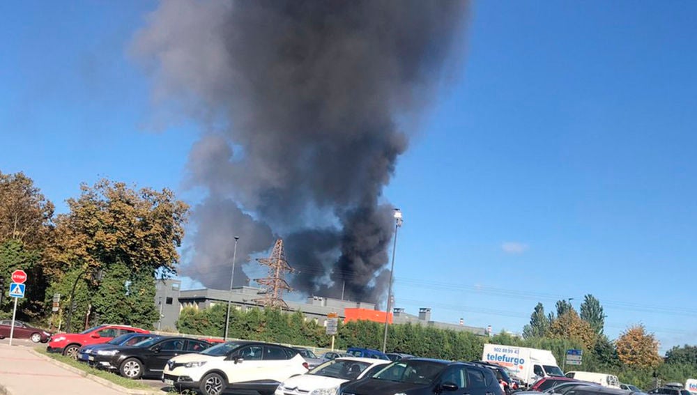 Imagen de la columna de humo en ArcelorMittal