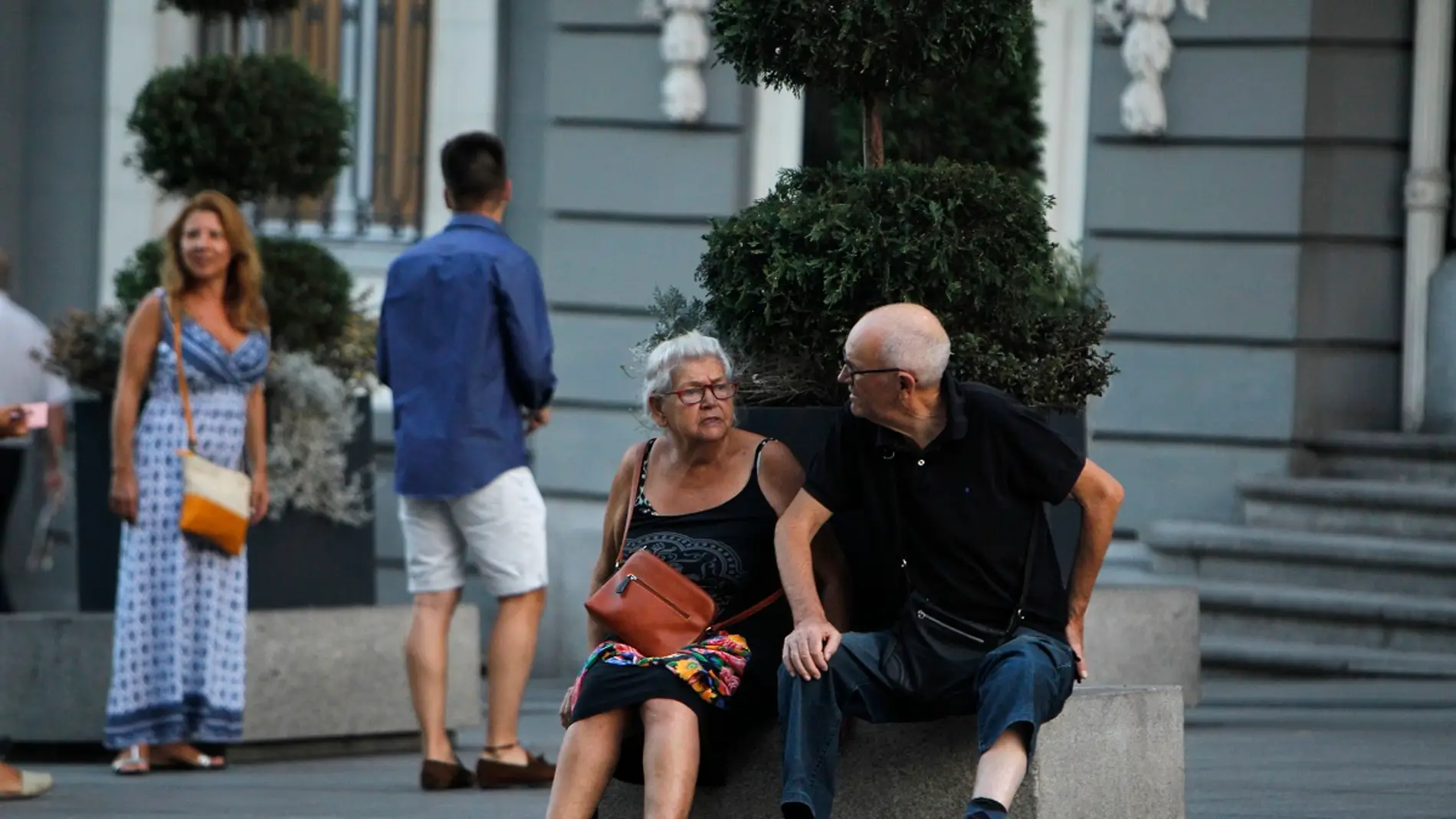 Foto de archivo de dos ancianos en la calle