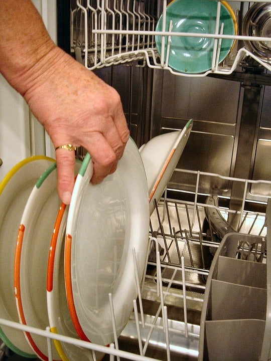 ¿Hay que enjuagar o no los platos antes de meterlos en el lavavajillas? ¿Hay que enjuagar o no los platos antes de meterlos en el lavavajillas?