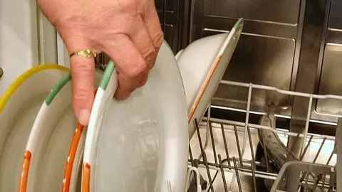 Colocar los platos en el lavavajillas, todo un arte. No es tan sencillo.
