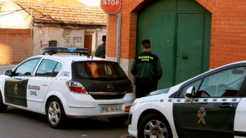 Agentes y coches de la Guardia Civil. 