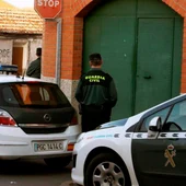 Agentes y coches de la Guardia Civil. Agentes y coches de la Guardia Civil.