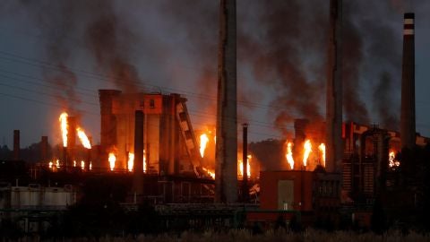 vista del incendio industrial declarado en las bater&iacute;as de coque de la multinacional sider&uacute;rgica ArcelorMittal