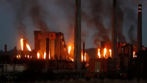 vista del incendio industrial declarado en las baterías de coque de la multinacional siderúrgica ArcelorMittal vista del incendio industrial declarado en las baterías de coque de la multinacional siderúrgica ArcelorMittal