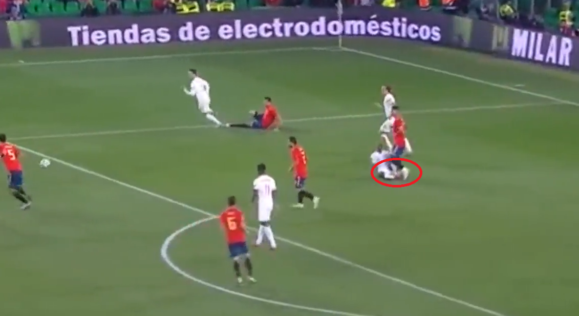 La jugada que indigna a Inglaterra: pisotón de Sergio Ramos a Sterling La jugada que indigna a Inglaterra: pisotón de Sergio Ramos a Sterling