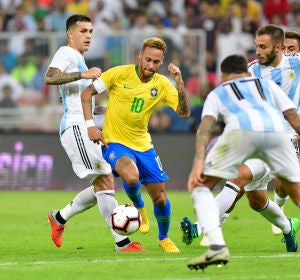Neymar intenta regatear a la defensa argentina Neymar intenta regatear a la defensa argentina