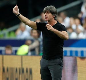 Joachim Löw, en el partido ante Francia en París Joachim Löw, en el partido ante Francia en París