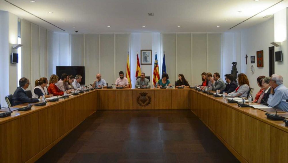 Els grups polítics i entitats socials de la ciutat durant la reunió de la comissió informativa de desnonaments. 
