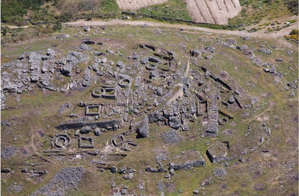 PEDRA A PEDRA: CASTRO DA SACEDA PEDRA A PEDRA: CASTRO DA SACEDA