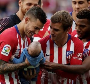 Lucas Hernández, con su hijo en el Metropolitano Lucas Hernández, con su hijo en el Metropolitano