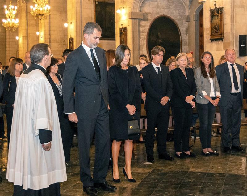 Más de 1.000 personas acuden al funeral por las víctimas de las inundaciones de Mallorca presidido por los Reyes Más de 1.000 personas acuden al funeral por las víctimas de las inundaciones de Mallorca presidido por los Reyes