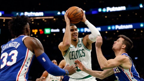 Jayson Tatum, en acci&oacute;n ante los Sixers