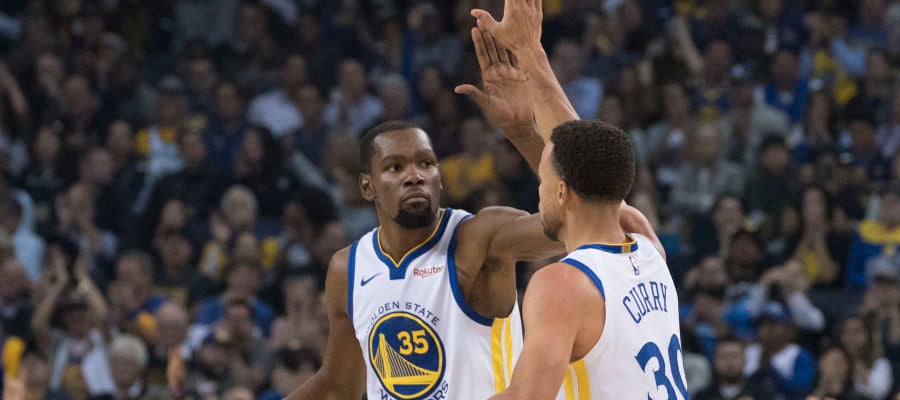 Curry y Durant celebran una canasta ante los Thunder Curry y Durant celebran una canasta ante los Thunder