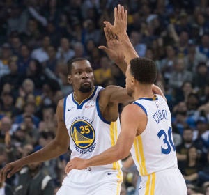 Curry y Durant celebran una canasta ante los Thunder Curry y Durant celebran una canasta ante los Thunder