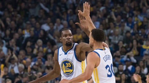 Curry y Durant celebran una canasta ante los Thunder
