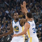 Curry y Durant celebran una canasta ante los Thunder Curry y Durant celebran una canasta ante los Thunder
